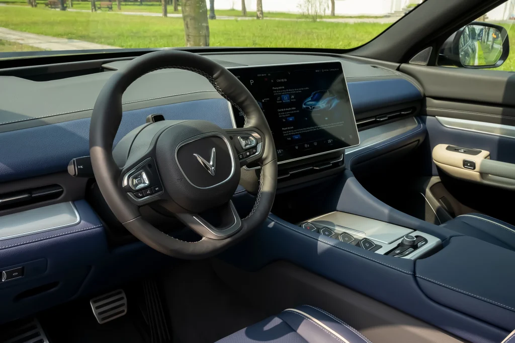 VF 9 Navy White View from driver A7304109